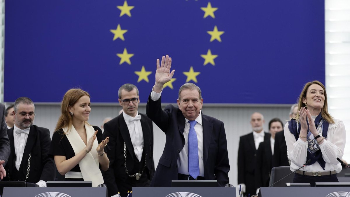 Ana Corina Sosa, hija de María Corina Machado, el candidato presidencial Edmundo González Urrutia y Roberta Metsola, presidenta del Parlamento Europeo, en la entrega del Premio Sájarov.