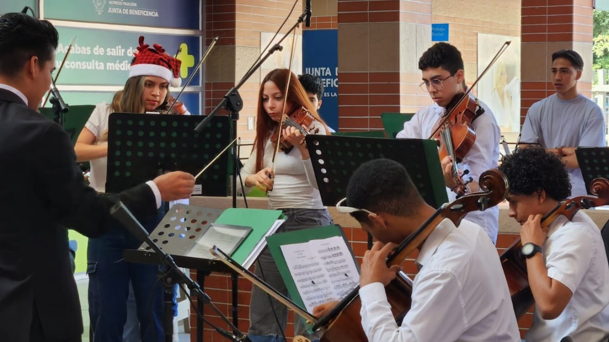 Música. La Orquesta Sinfónica deleitó a los pacientes con música nacional y navideña