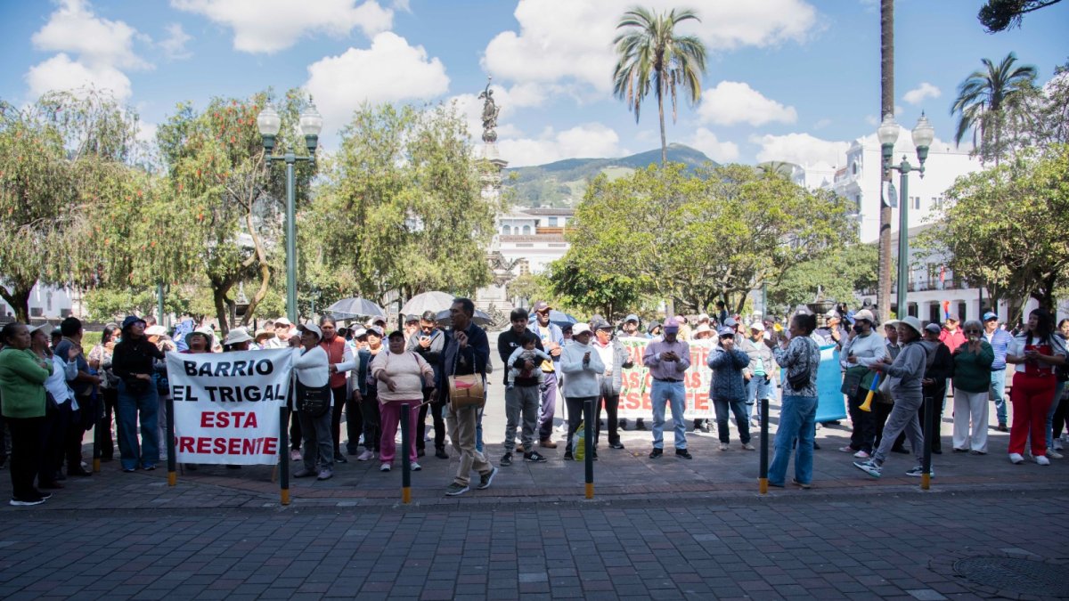 Protesta. Con carteles llegaron los representantes de siete barrios del norte de Quito para exigir respuestas por la construcción del intercambiador de la Mariana de Jesús