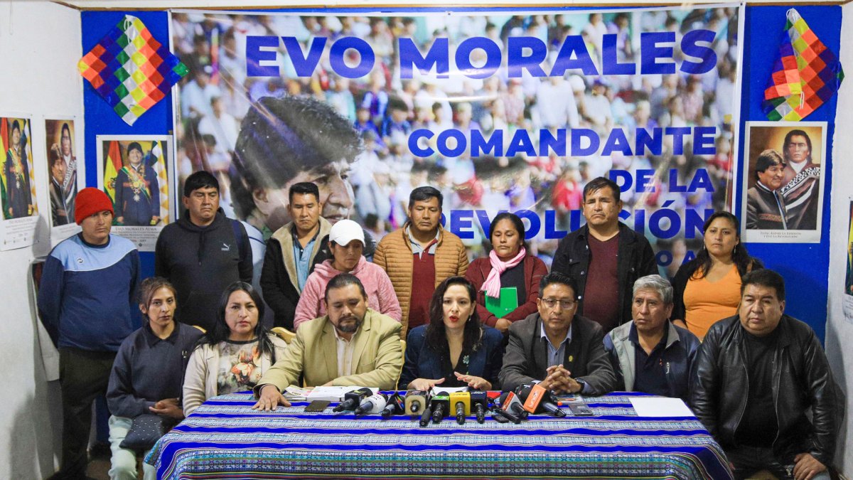El equipo jurídico del Movimiento Al Socialismo (MAS), en defensa del expresidente boliviano Evo Morales, ofrece una conferencia de prensa este martes, en La Paz (Bolivia).