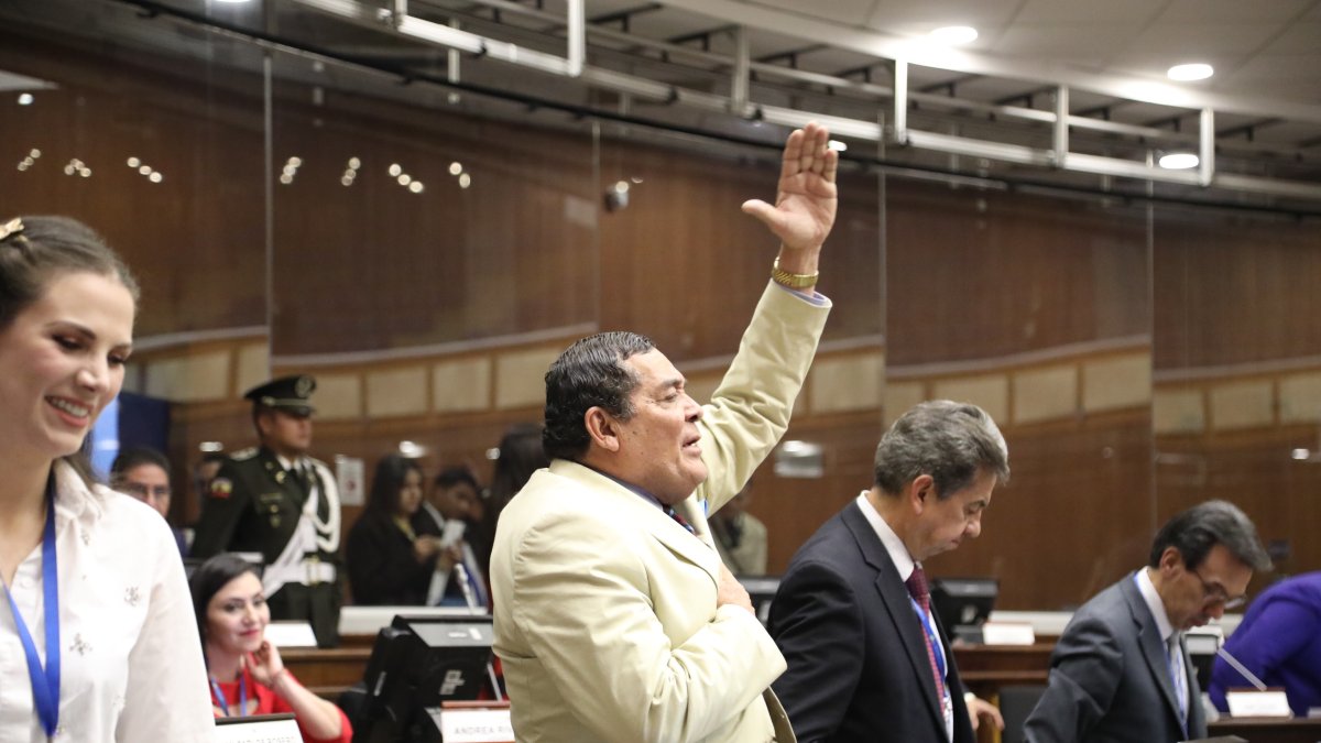 Jorge Chamba, quien llegó a la Asamblea con la bandera de Construye y ahora es un fiel oficialista, intervino en ese punto del orden del día.