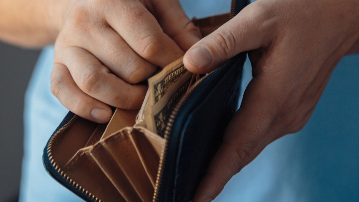 El Salario Básico Unificado (SBU) en Ecuador es el monto mínimo legal que un trabajador puede recibir por su jornada laboral.