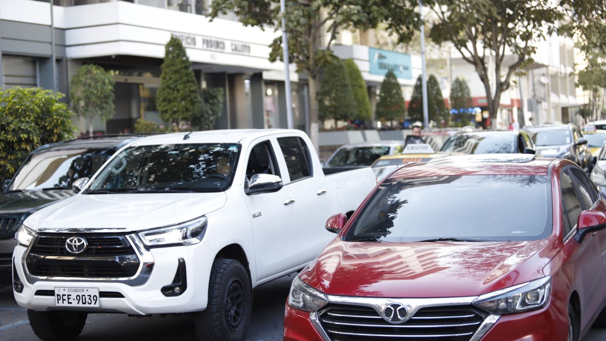 La medida de restricción vehicular se mantiene de lunes a viernes en la capital.