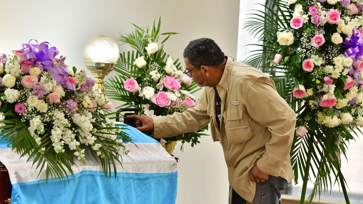 Andrés Garzón en el funeral de Amparo Guillén.