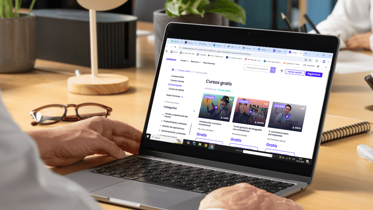 Varias plataformas digitales ofrecen cursos gratuitos que puedes aprovechar.