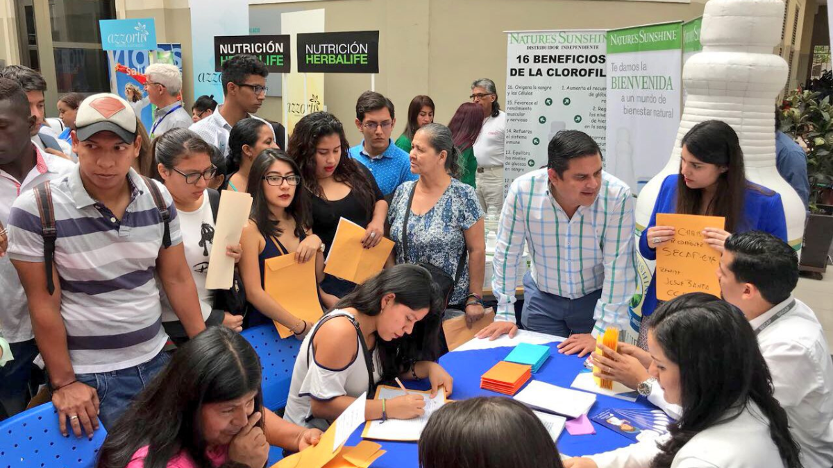 Personas de diferentes edades acuden a las ferias de empleos.