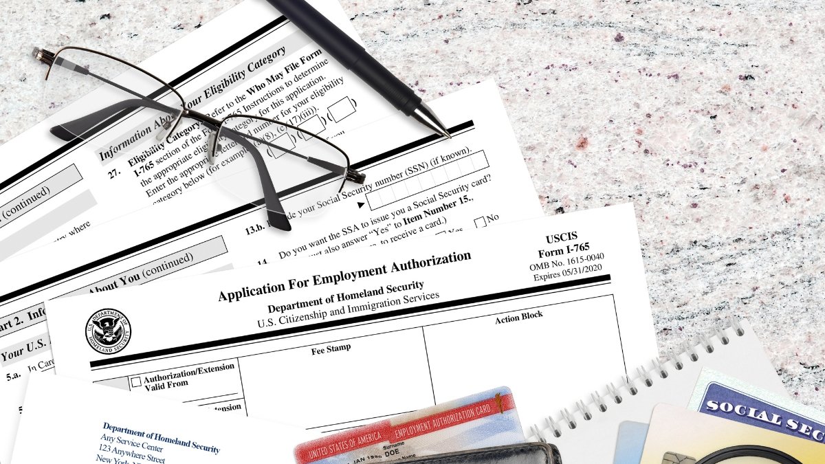 El DHS aumenta la extensión automática del EAD a 540 días, brindando estabilidad a miles de inmigrantes y empleadores en Estados Unidos.