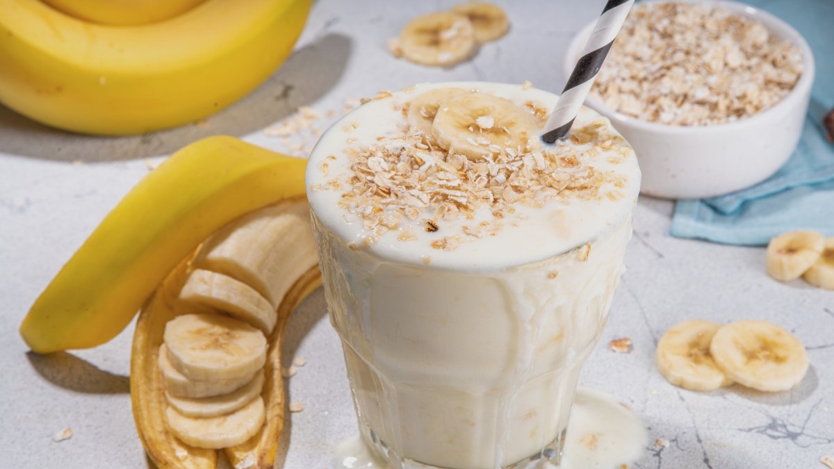 Batido de nueces, avena y banana.