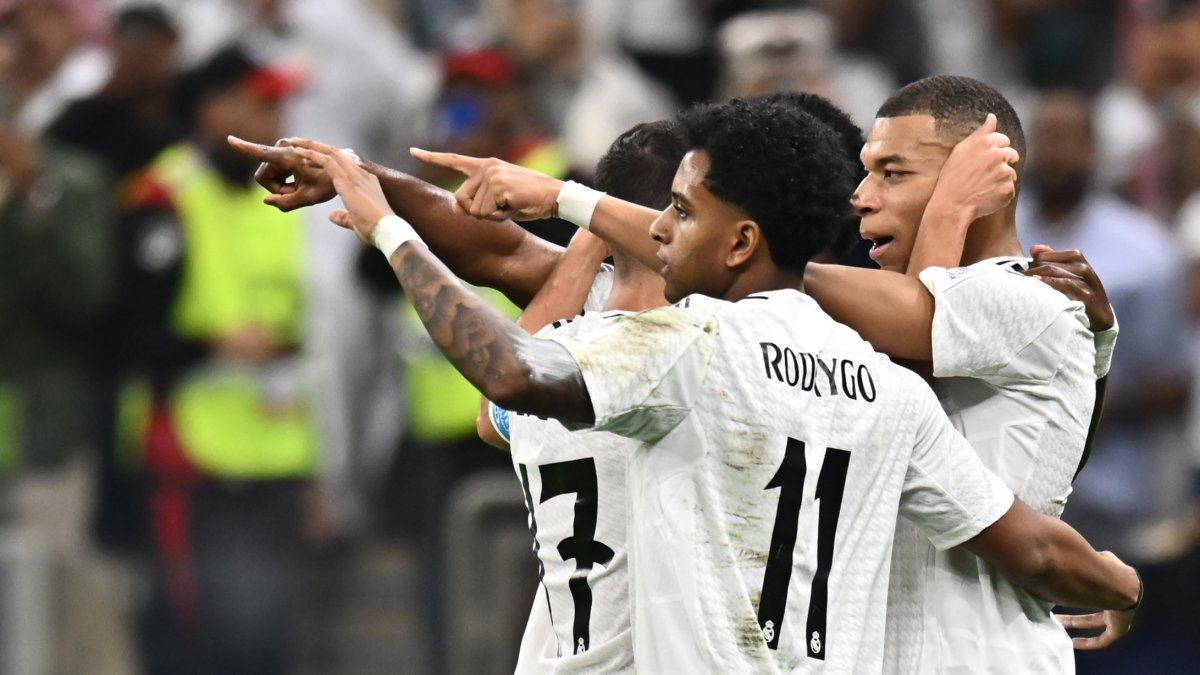 El delantero francés del Real Madrid Kylian Mbappé (d), celebra con sus compañeros de equipo tras anotar en el partido final de la Copa Intercontinental