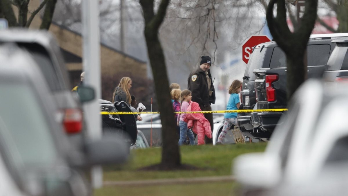 La policía conduce a estudiantes a un centro de reunificación después de un tiroteo en la Escuela Cristiana Abundant Life en Madison, Wisconsin, EE. UU., el 16 de diciembre de 2024.