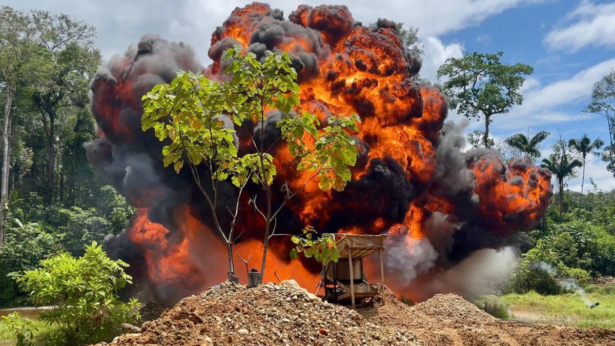 La foto muestra la destrucción por parte de la Policía de maquinaria utilizada en minería ilegal en una zona rural en Colombia.