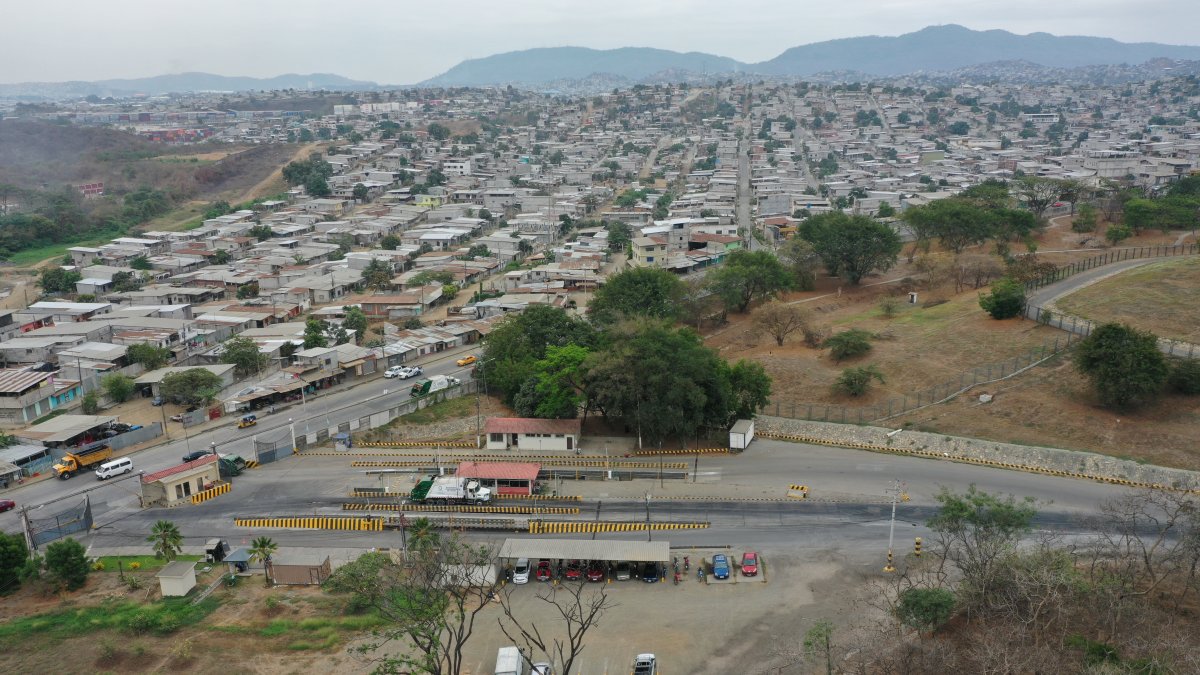 Acceso. Vista del acceso del relleno sanitario Las Iguanas, operado por el Consorcio ILM Guayaquil.