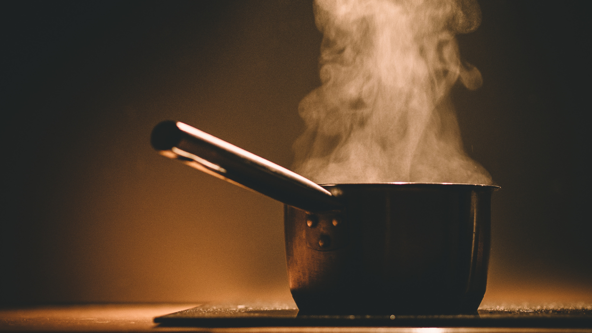 Son 80 mil cocinas de inducción que fueron adquiridas en 2011 y que, 11 años después de estar en bodega, el gobierno de Daniel Noboa regalará a usuarios del MIES.