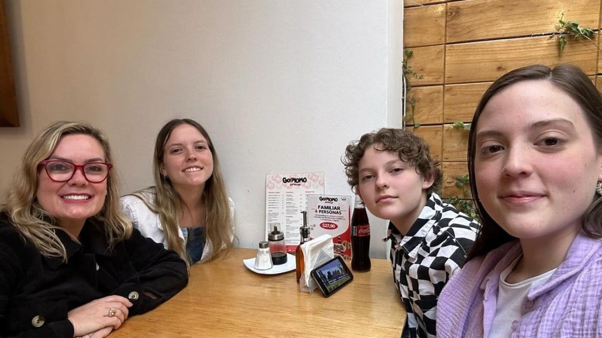 Úrsula Strenge con sus hijas.