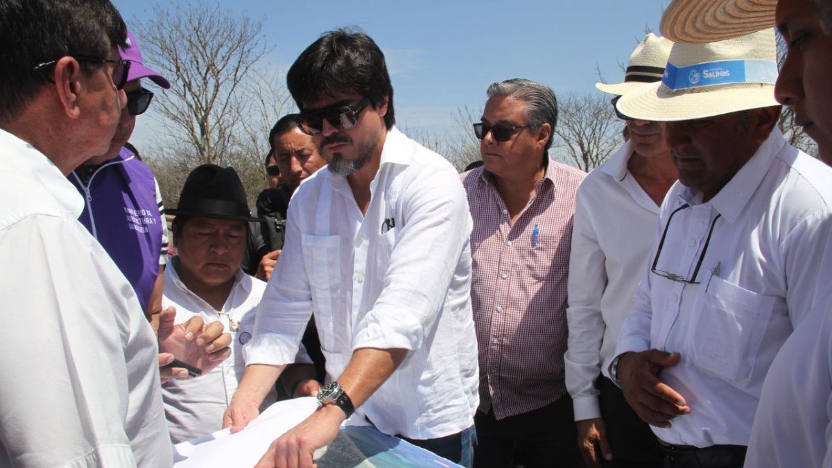 El ministro de Gobierno, José De La Gasca, en un recorrido por una zona rural de Salinas, Santa Elena.
