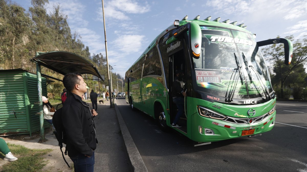 Peligro. En el sector del intercambiador de Cumbayá, usuarios solicitan mayor presencia policial ante los robos.