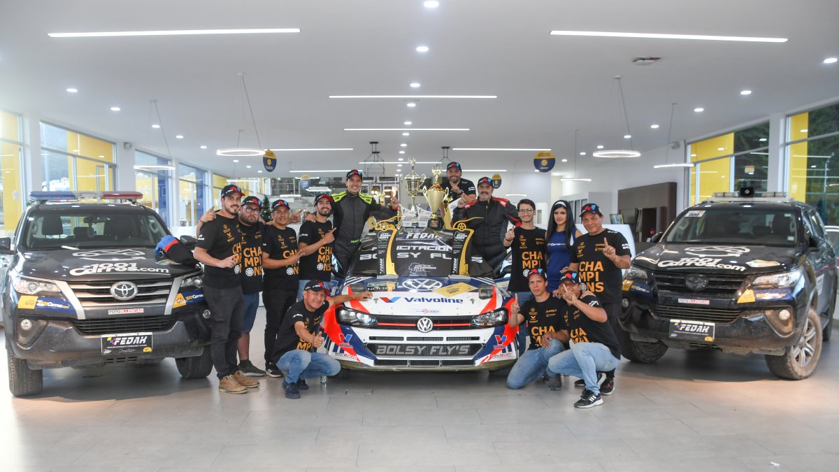 Alfonso Quirola (de overol negro con naranja) junto a todo el equipo con el que logró el título 2024.