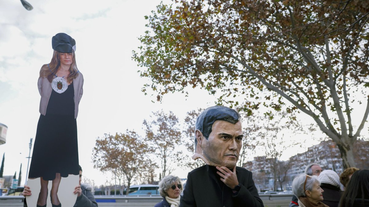 Un pequeño grupo de personas se concentra este miércoles ante los Juzgados de Plaza de Castilla, donde el juez que investiga a Begoña Gómez, mujer del presidente del Gobierno, le toma declaración.