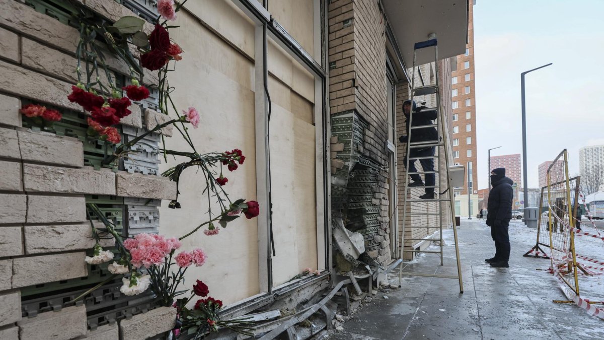 Se colocan flores en el lugar donde el teniente general Igor Kirillov y su asistente fueron asesinados en Moscú, Rusia, el 18 de diciembre de 2024.