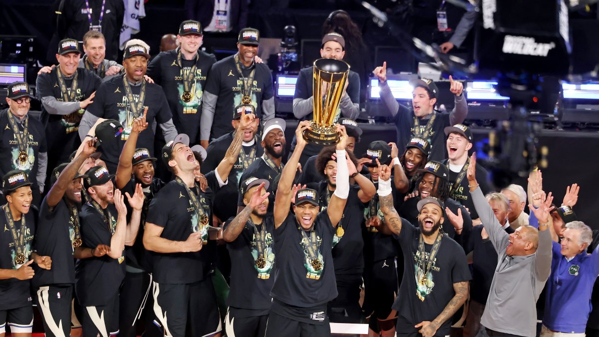 Giannis Antetokounmpo levanta para Bucks el primer título de la temporada.