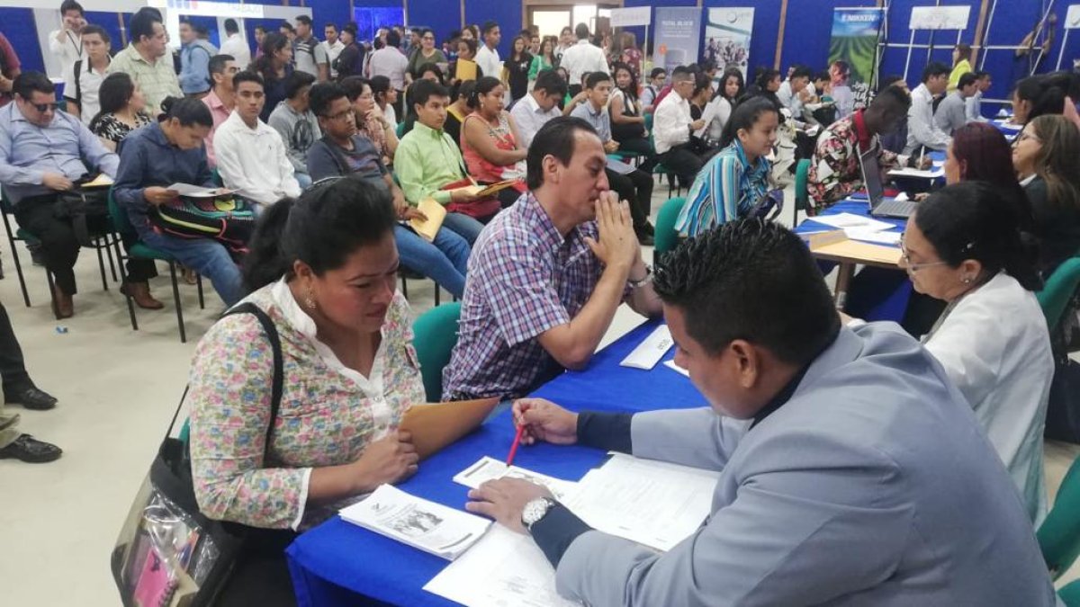 Personas mayores de 40 años acuden a ferias de empleo.