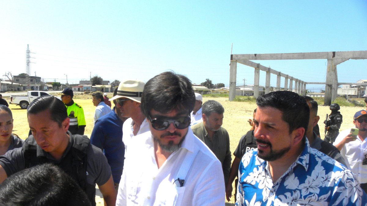 El Ministro de Gobierno, José de la Gasca en dialogo con el alcalde de La Libertad sobre la propuesta de construcción de un hospital.