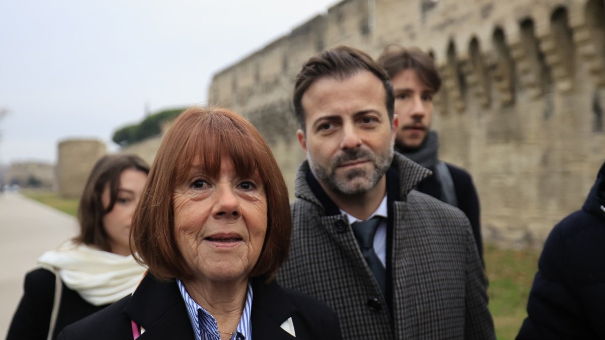 Gisele Pelicot y sus abogados a su llegada al Tribunal de Avignon, este jueves 19 de diciembre.