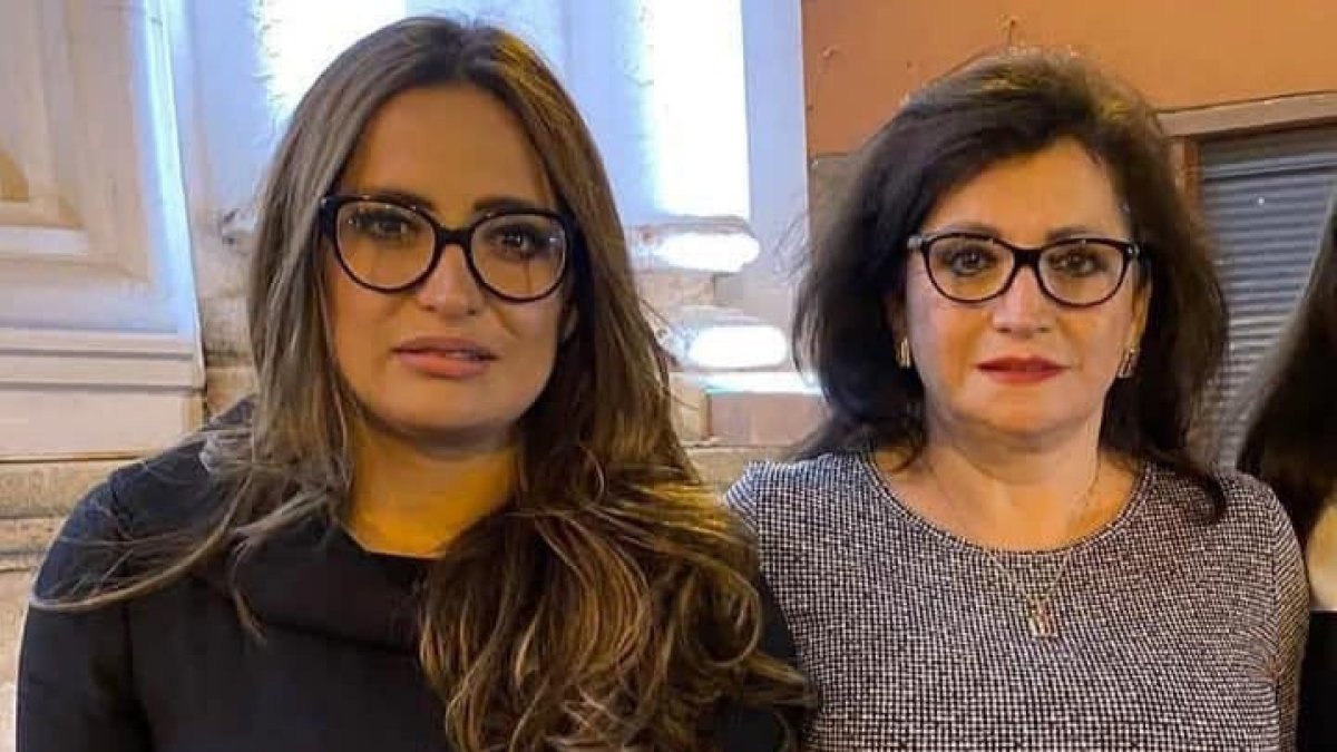 La exsecretaria del sindicato del IESS en Cuenca, Rosa Argudo (d), su hija (i) y seis personas más están investigadas por Fiscalía por presunto enriquecimiento ilícito.