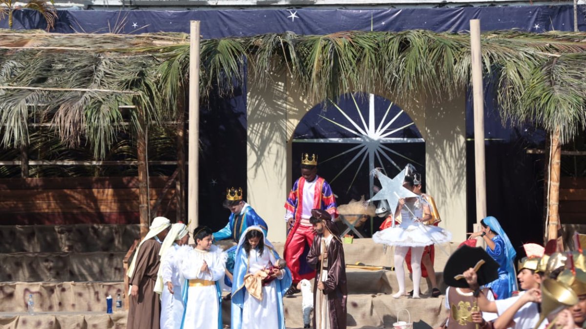 El patio central del colegio se hizo escenario del nacimiento de Jesús.