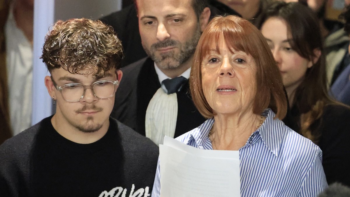 Gisele Pelicot con su nieto habla con los medios en el tribunal penal de Aviñón.