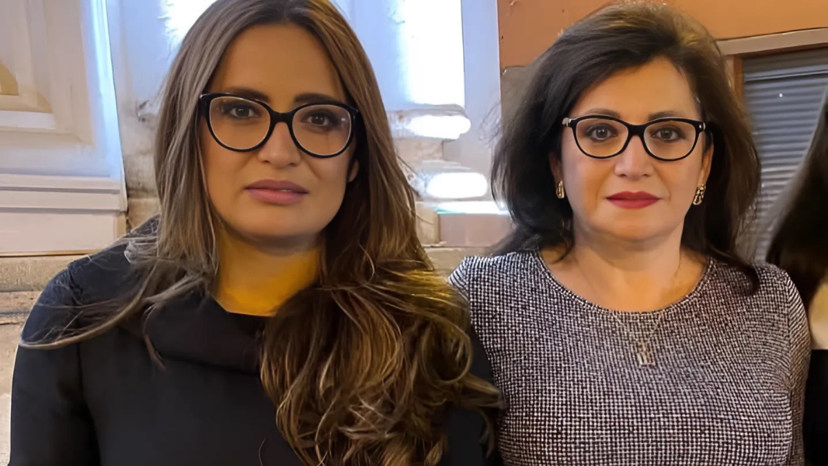 La hija de la sindicalista Rosa Argudo (d) fue destituida del cargo que ocupaba en el Hospital del IESS en Cuenca.