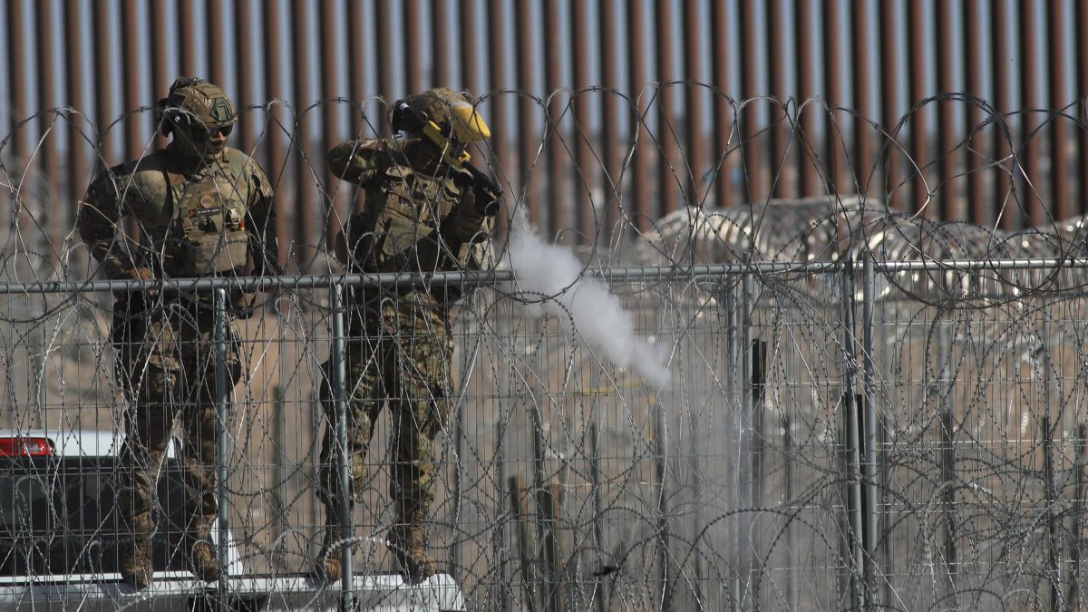 Elementos de la Guardia Nacional de Texas, dispararon bolas de pimienta para dispersar a migrantes este miércoles en ciudad Juárez, Chihuahua (México).