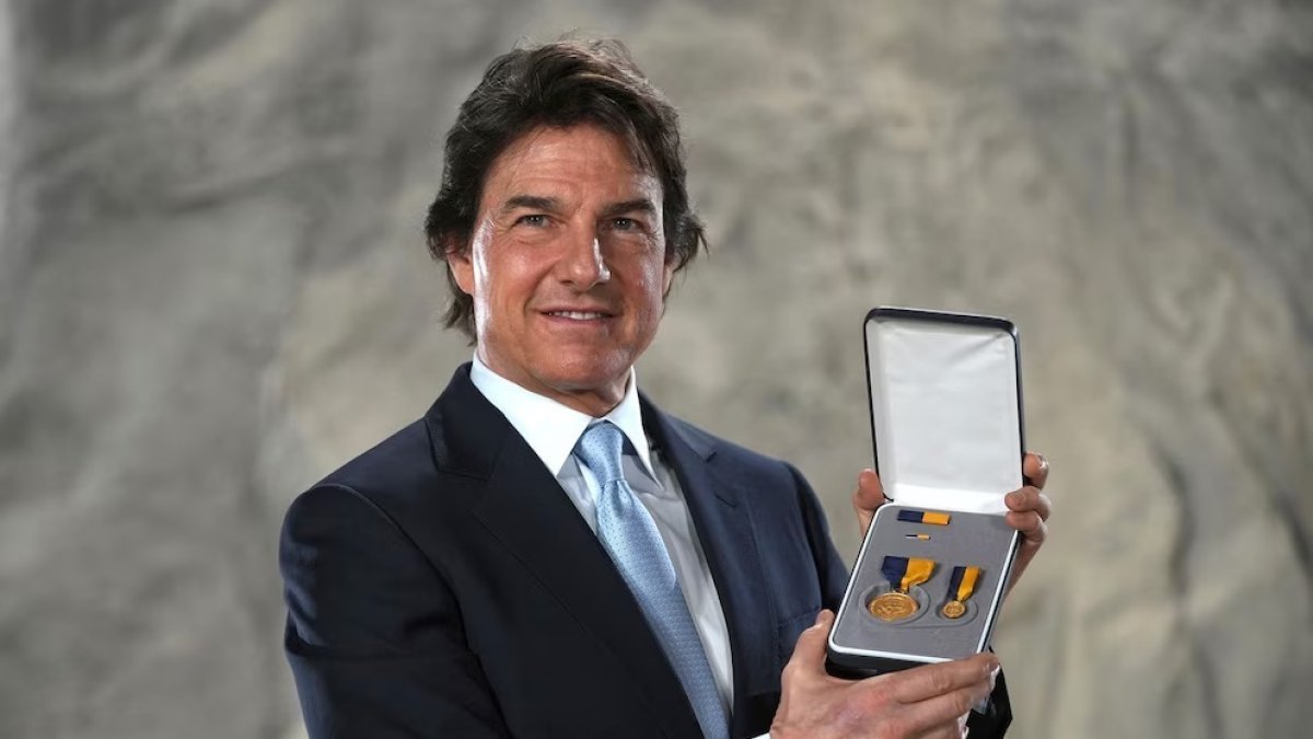 Tom Cruise muestra, orgulloso, el reconocimiento recibido.