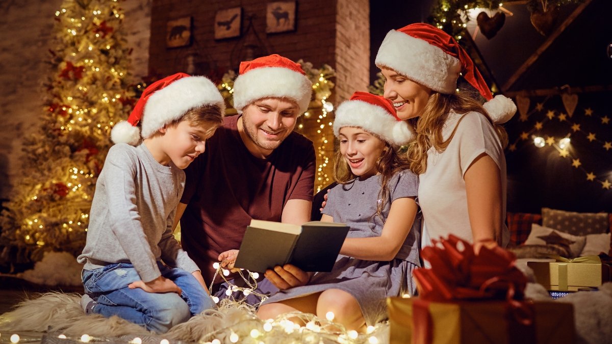 La novena navideña simboliza los nueve meses de embarazo de la Virgen María, representando el tiempo de espera para el nacimiento de Jesús.
