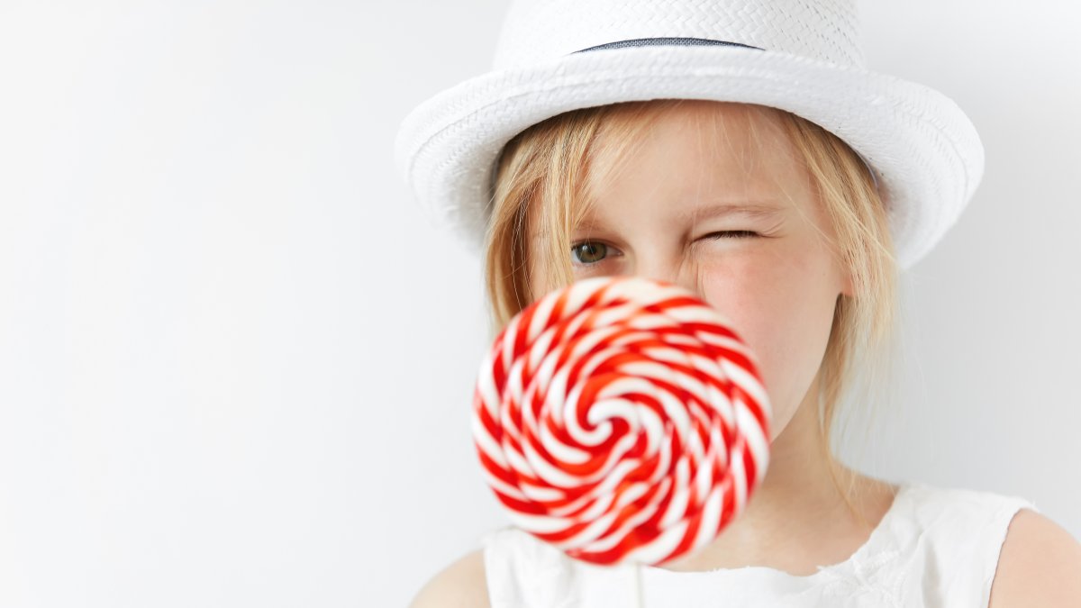 Algunos alimentos atractivos para niños pueden contener colorantes tóxicos