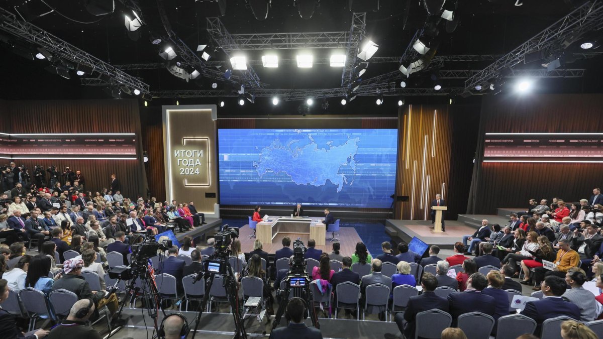 El presidente ruso, Vladimir Putin, asiste a su conferencia de prensa anual en vivo con medios federales, regionales y extranjeros en en Moscú, Rusia, el 19 de diciembre de 2024.