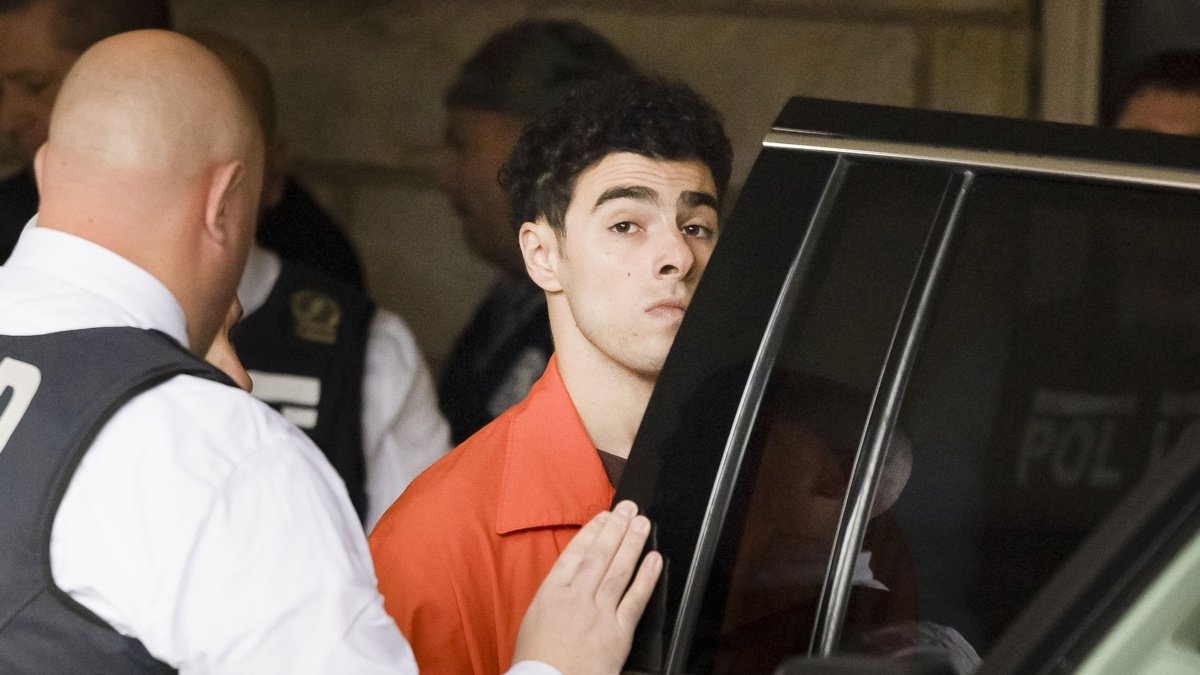 Luigi Mangione  es trasladado por agentes de policía de la ciudad de Nueva York.