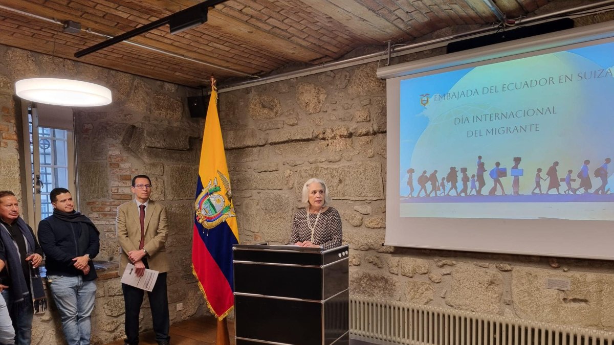 La embajadora ecuatoriana en Suiza, Verónica Bustamante, firmó el acuerdo con el ministro de Asuntos Exteriores suizo, Ignazio Cassis.