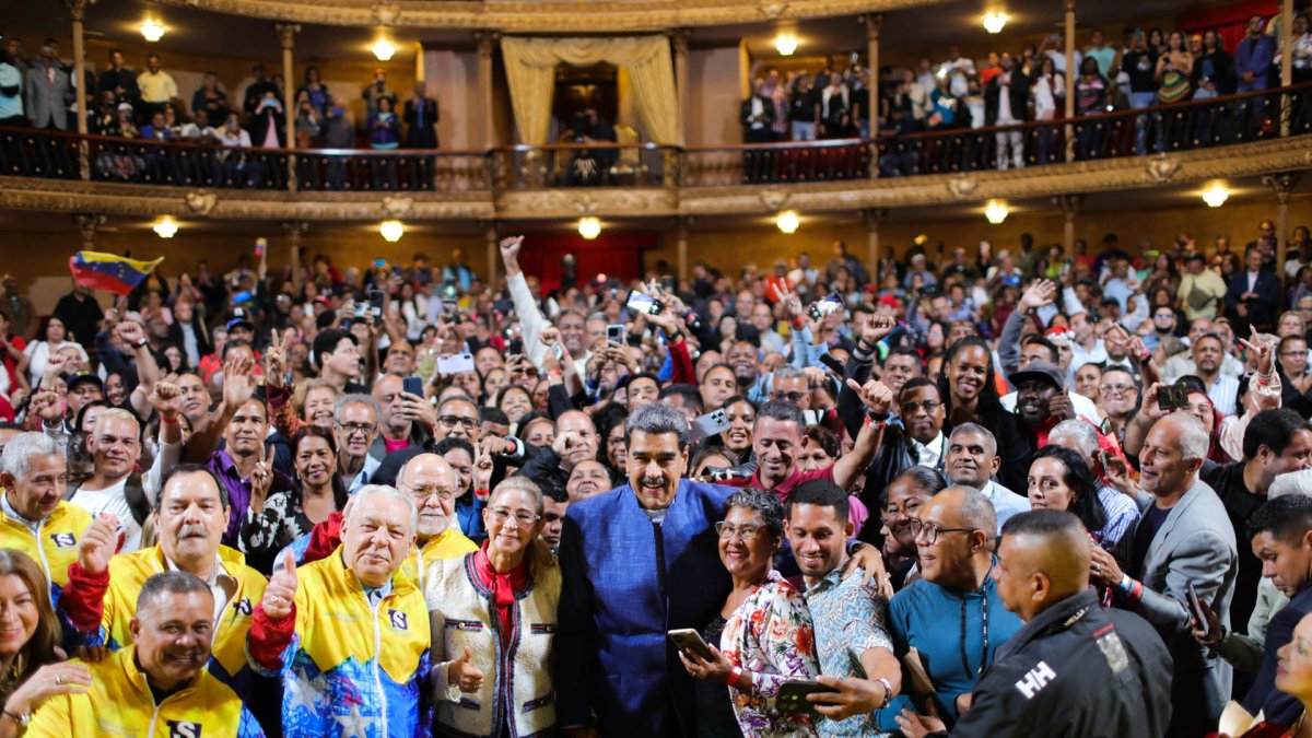 El presidente de Venezuela, Nicolás Maduro (c), posando para la foto junto a juezas y jueces de Paz Comunal este miércoles, en Caracas (Venezuela).