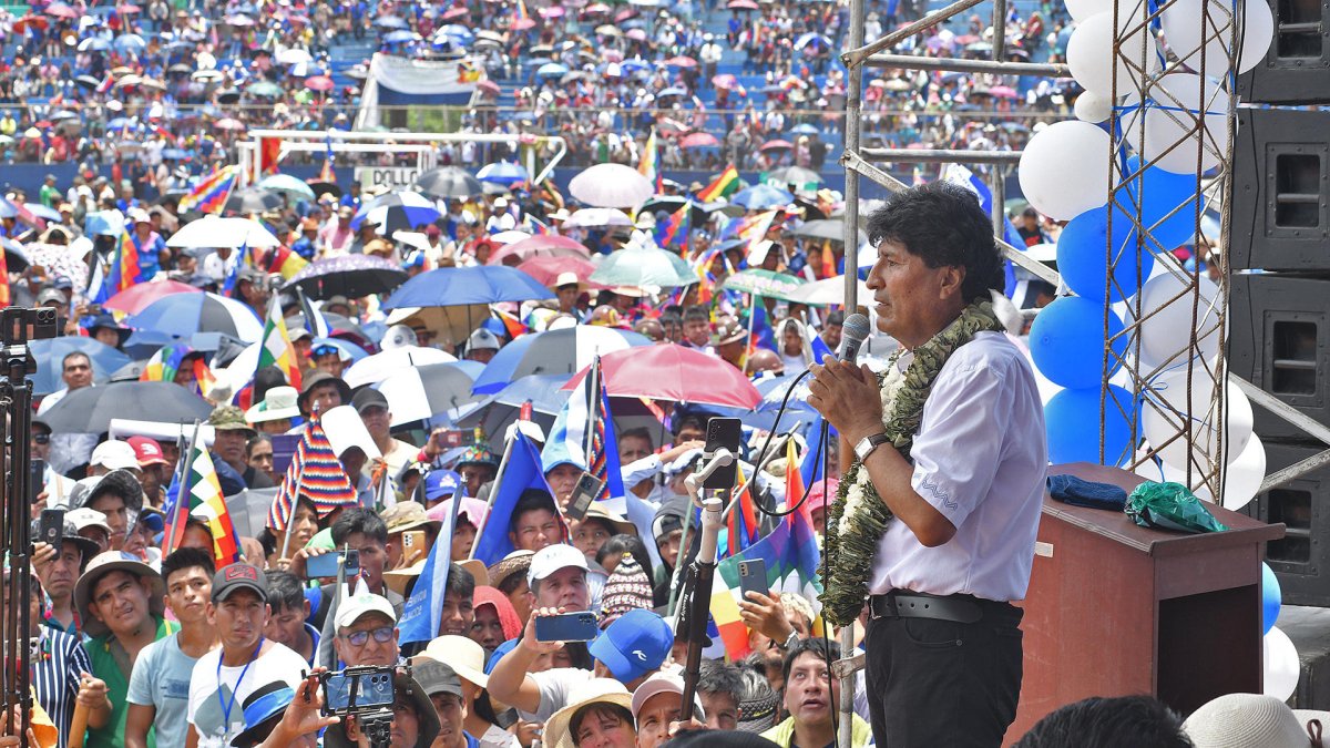 El expresidente de Bolivia Evo Morales (2006-2019), habla durante un evento este miércoles, en el estadio de Chimoré (Bolivia).