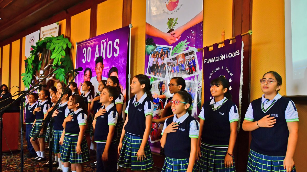 Atención. Estudiantes aportan con actividades lúdicas.