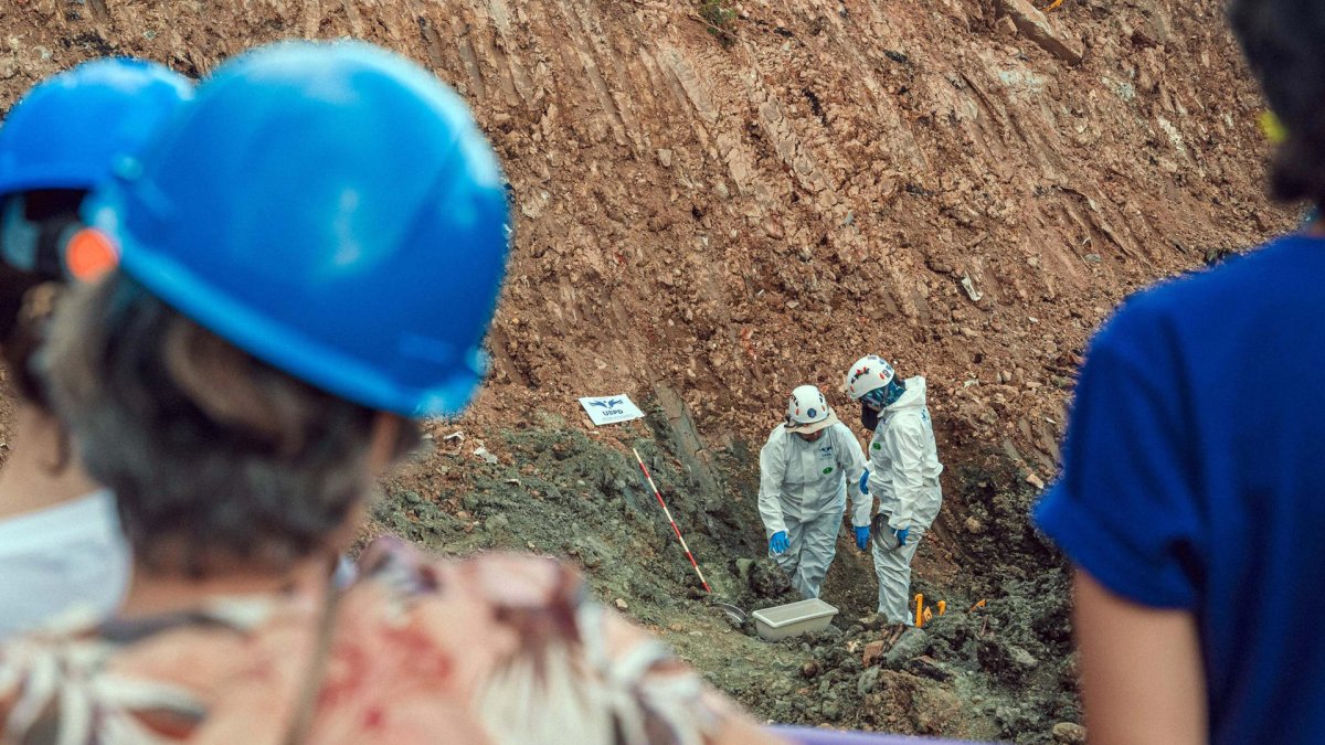 Un equipo técnico removiendo tierra en busca de restos humanos, este miércoles en La Escombrera en Medellín (Colombia).