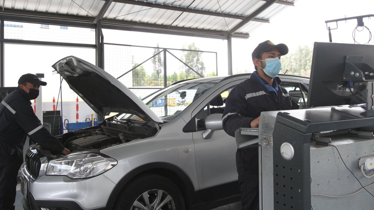 Imagen referencial de una revisión técnica vehicular.