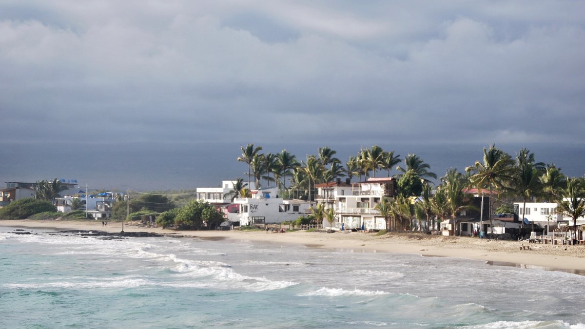 Una de las playas de Puerto Villamil el 15 de diciembre de 2024 en la isla Isabela.