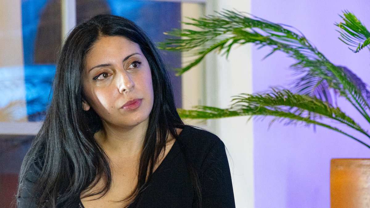 Mónica Ojeda durante la conferencia “El canto del monstruo: Música y escritura para la insurgencia” que dio en septiembre en Quito. Cortesía Casa Carrión Bellavista