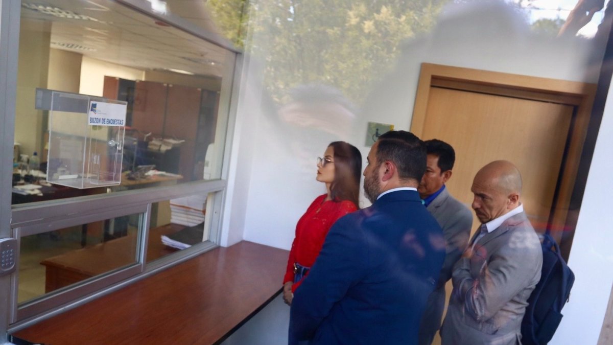 Acto. Momento en el que la presidenta de la Asamblea Nacional, Viviana Veloz presentó ante la Corte Constitucional una demanda contra el Decreto Ley para la mejora recaudatoria.