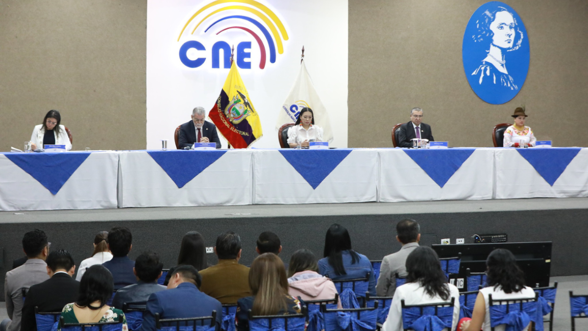 Elena Nájera, Enrique Pita, Diana Atamaint, José Cabrera y Esthela Acero, en sesión del pleno del CNE.
