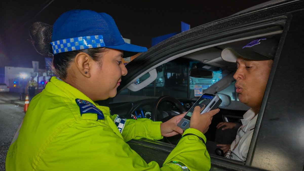 Los agentes realizan las pruebas de alcoholemia.