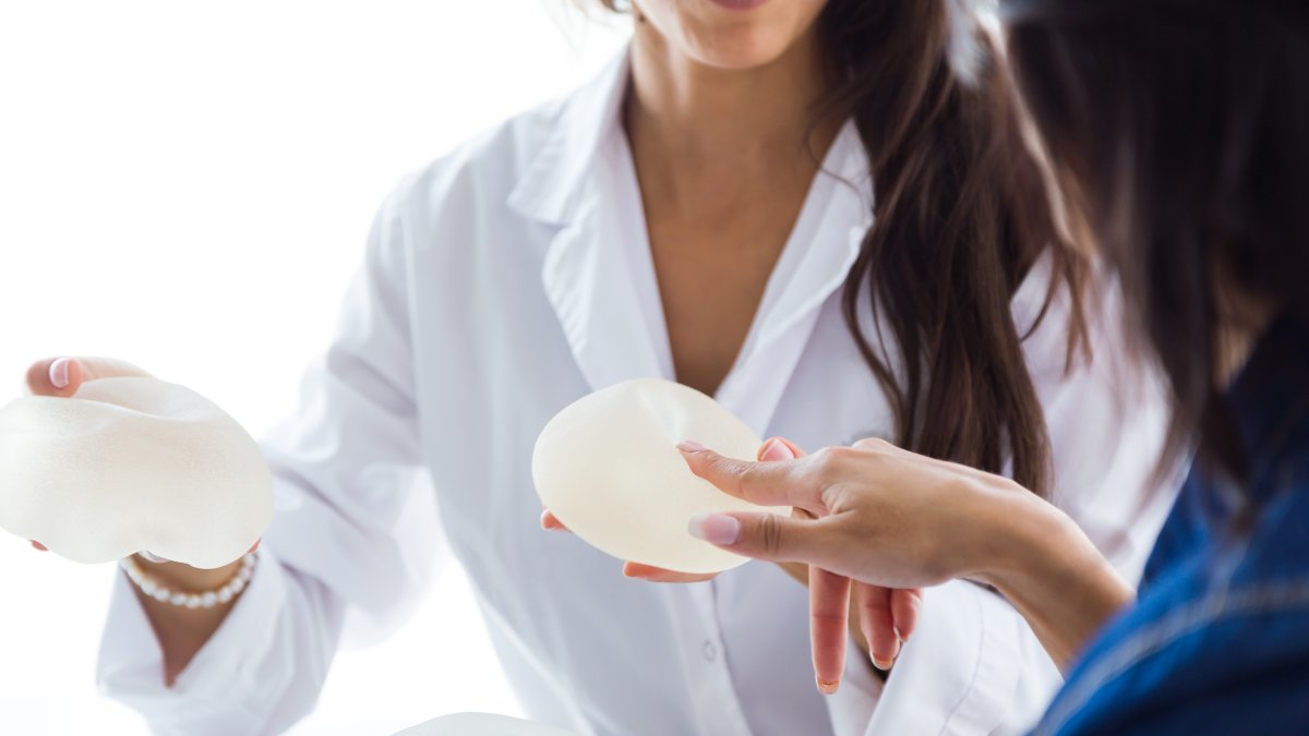 Auge y caída de las prótesis de seno