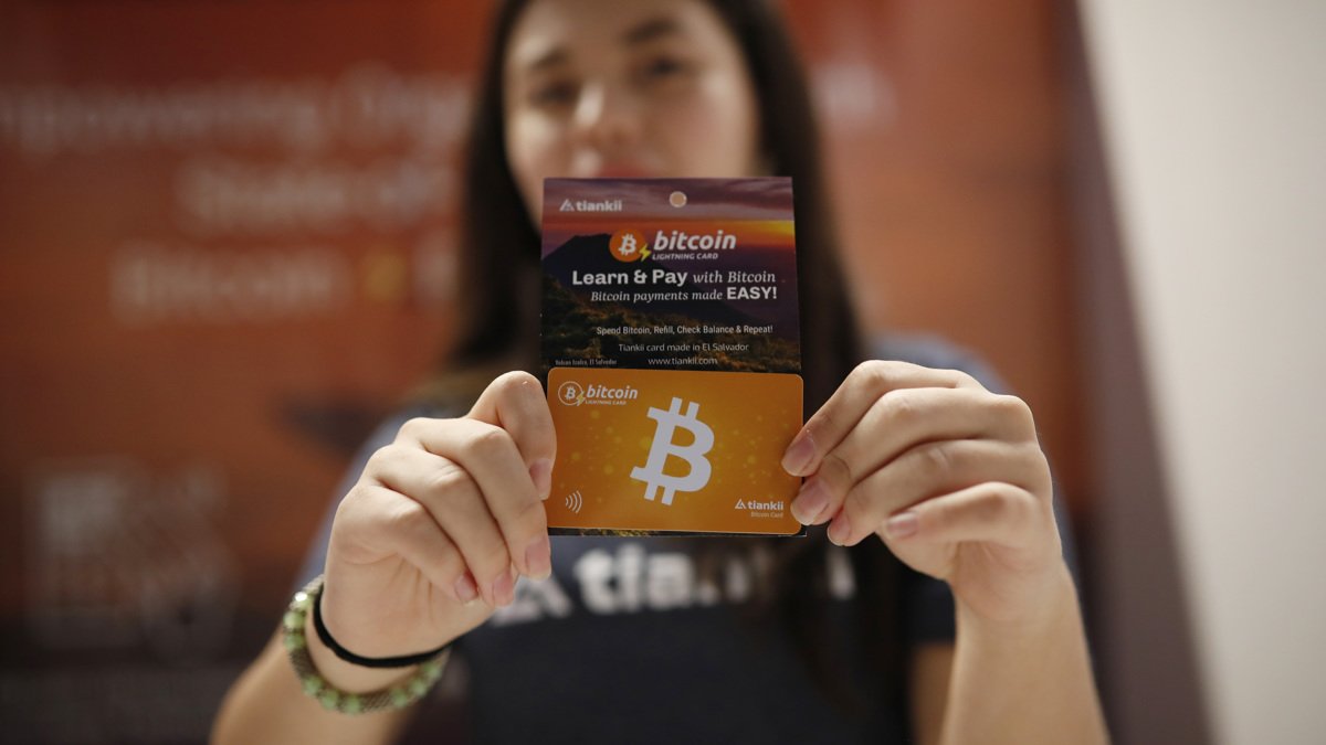 Se ve a una mujer mientras muestra una tarjeta en un encuentro de emprendedores